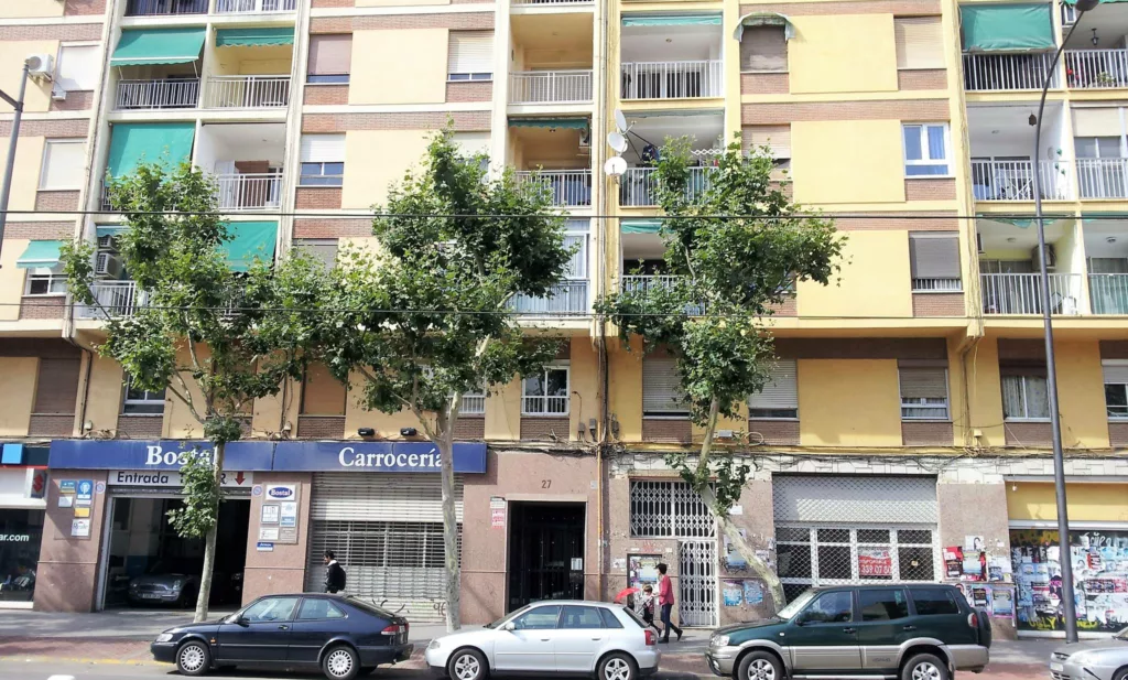 Our shared apartment complex building in Valencia with Linguaschools