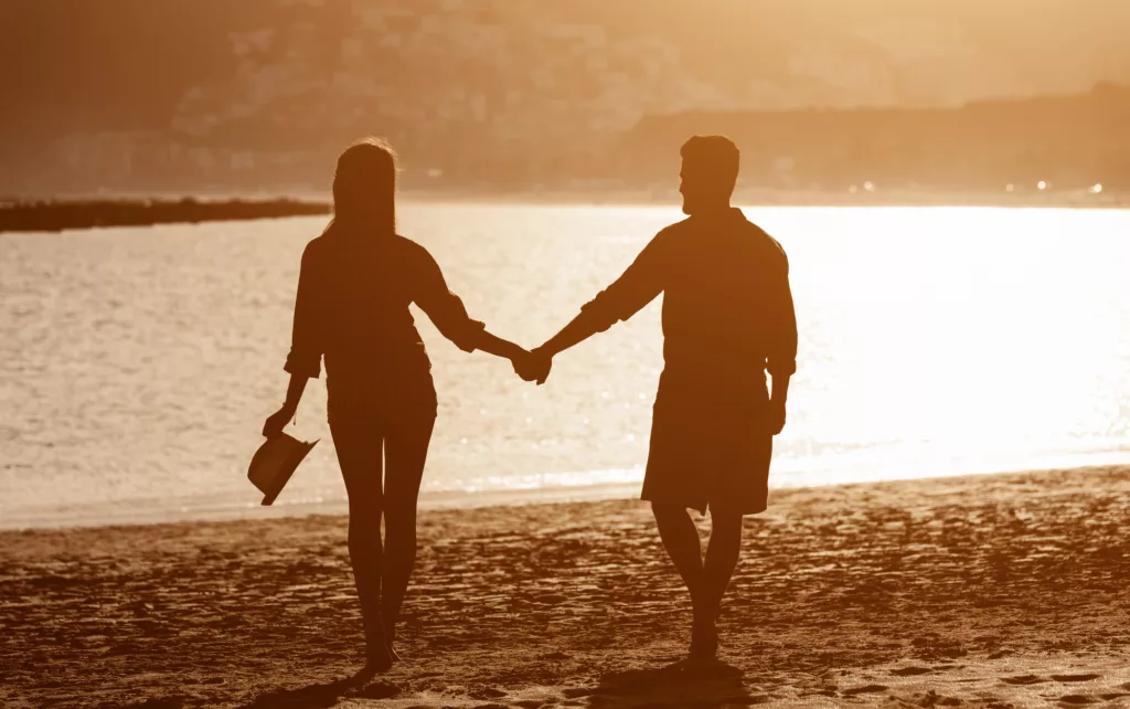 Young couple enjoying vacation on tropical beach - Romantic lovers silhouette having fun together on summer holidays - Travel people love and relationship concept