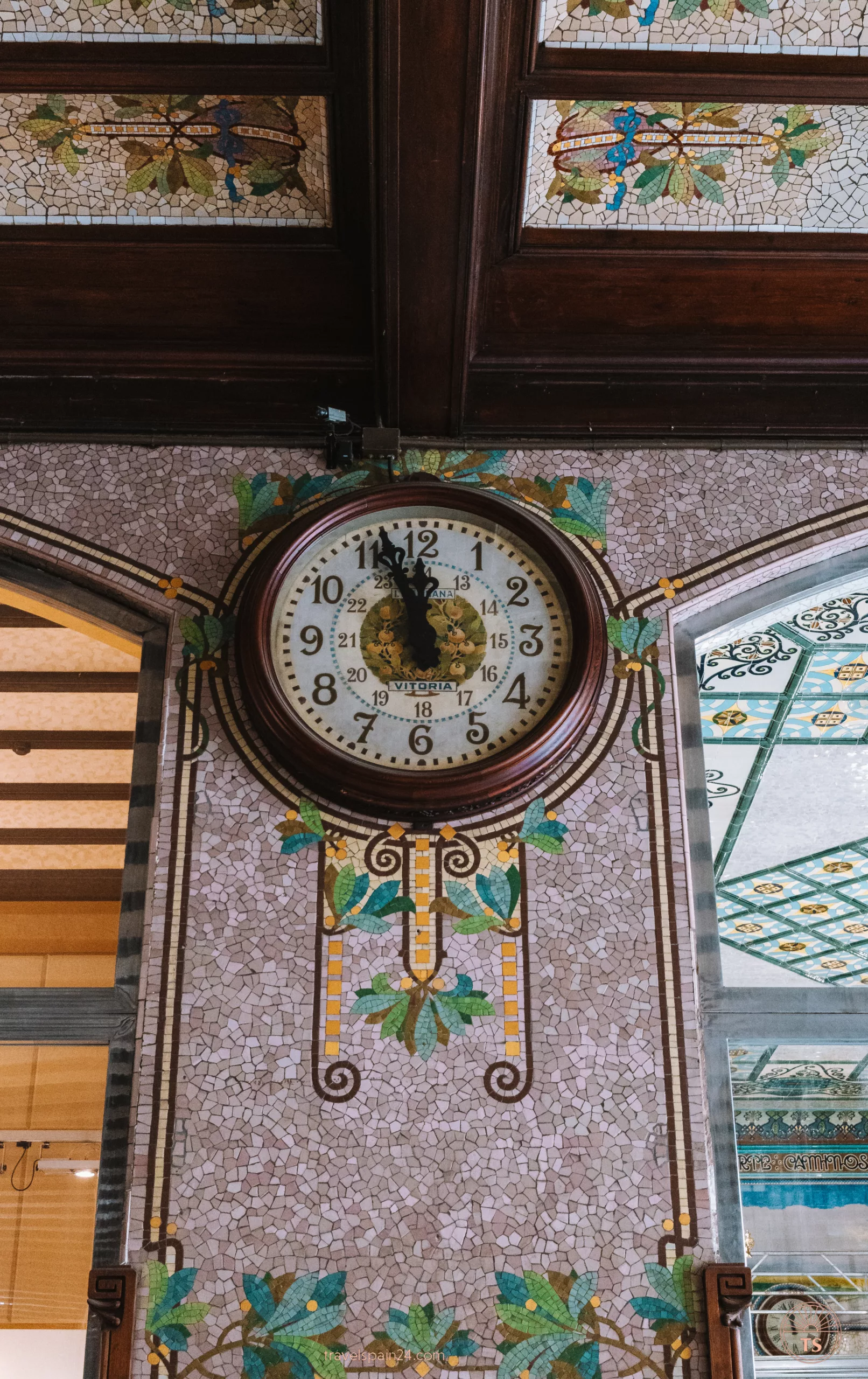 Clock inside Valencia Station North