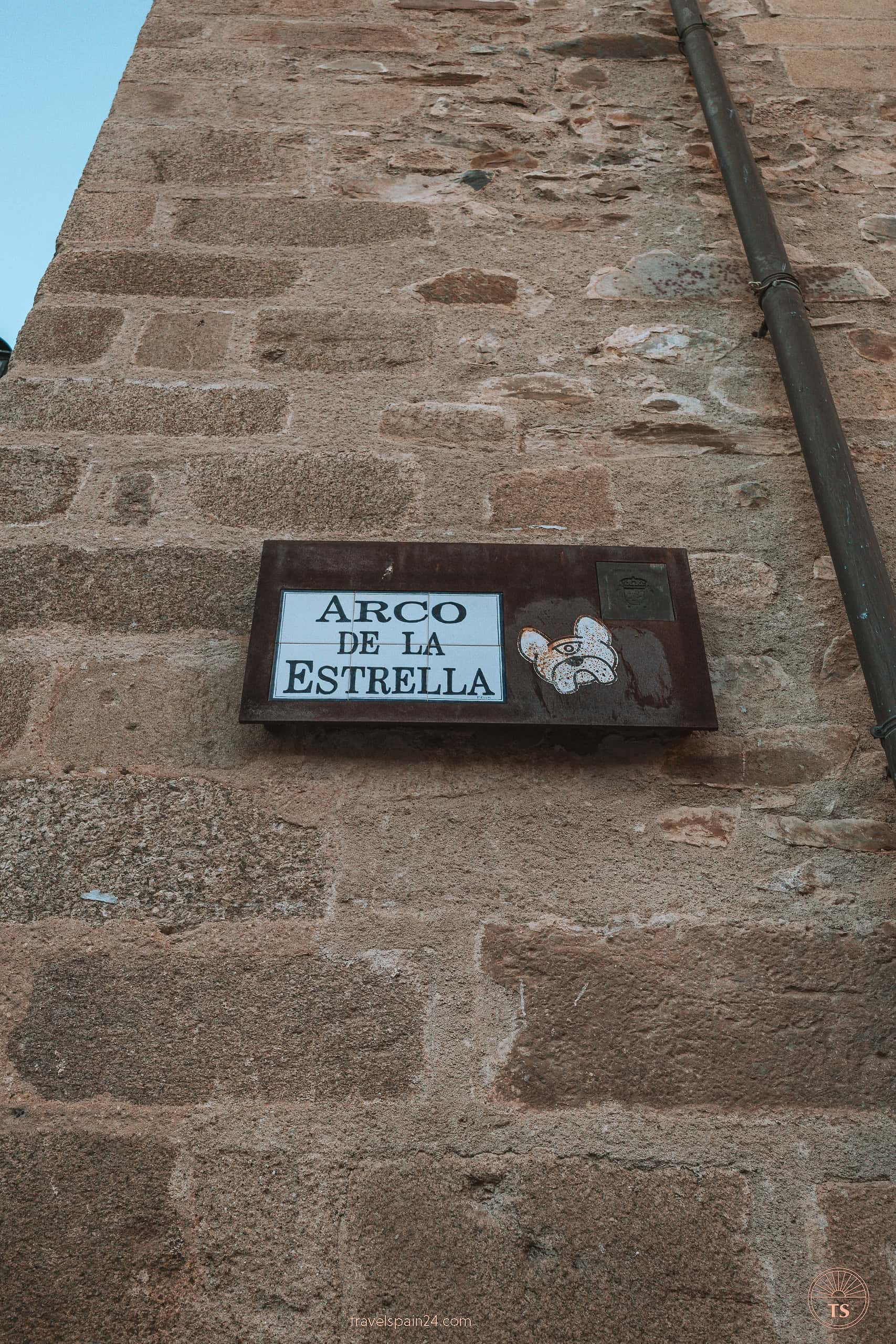Street sign for Arco de la Estrella in Cáceres, the renowned arch leading to the main square, marking a key entry point into the historic city center.