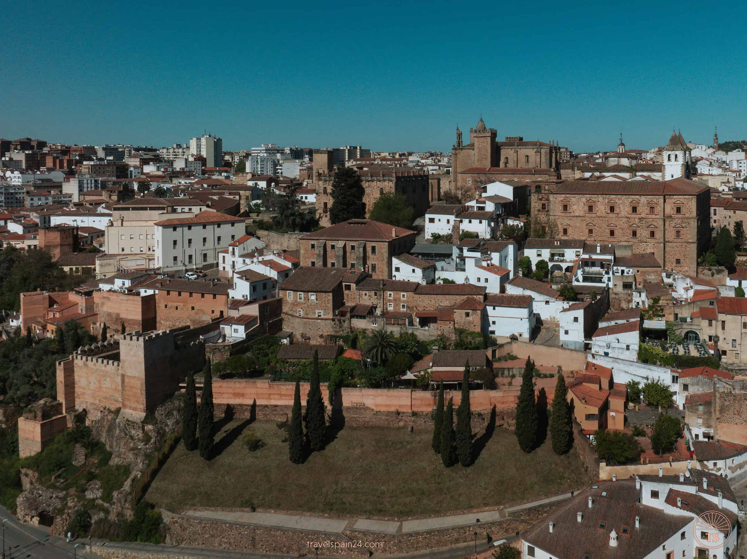 Expansive panoramic view of Cáceres from Mirador El Banco Mas Bonito, showcasing the city’s stunning architecture and verdant surroundings.