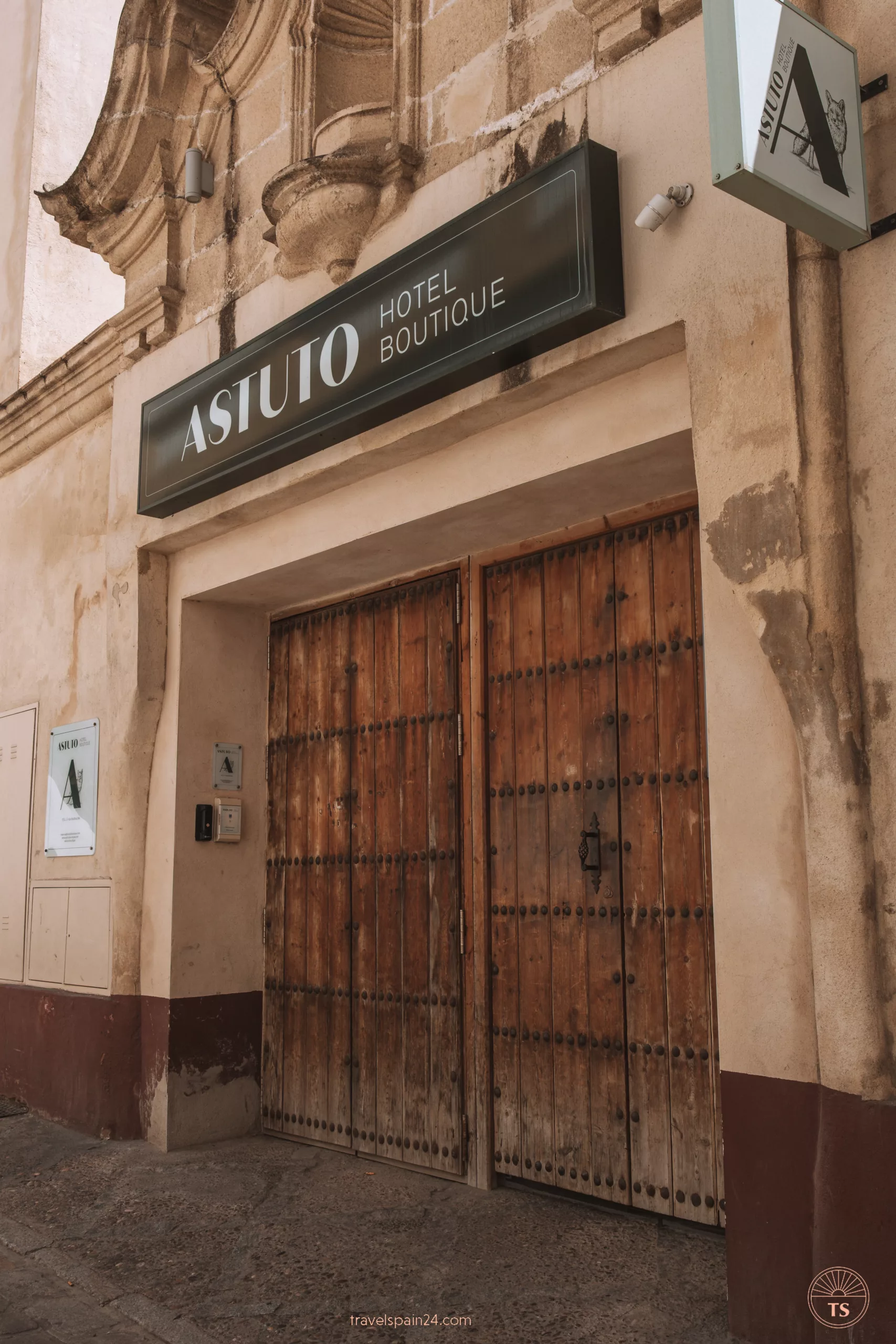 Entrance to Astuto Boutique Jerez in Jerez de la Frontera, displaying the modern and stylish entrance. This image relates to the post by showcasing a trendy adults-only hotel in Jerez de la Frontera.