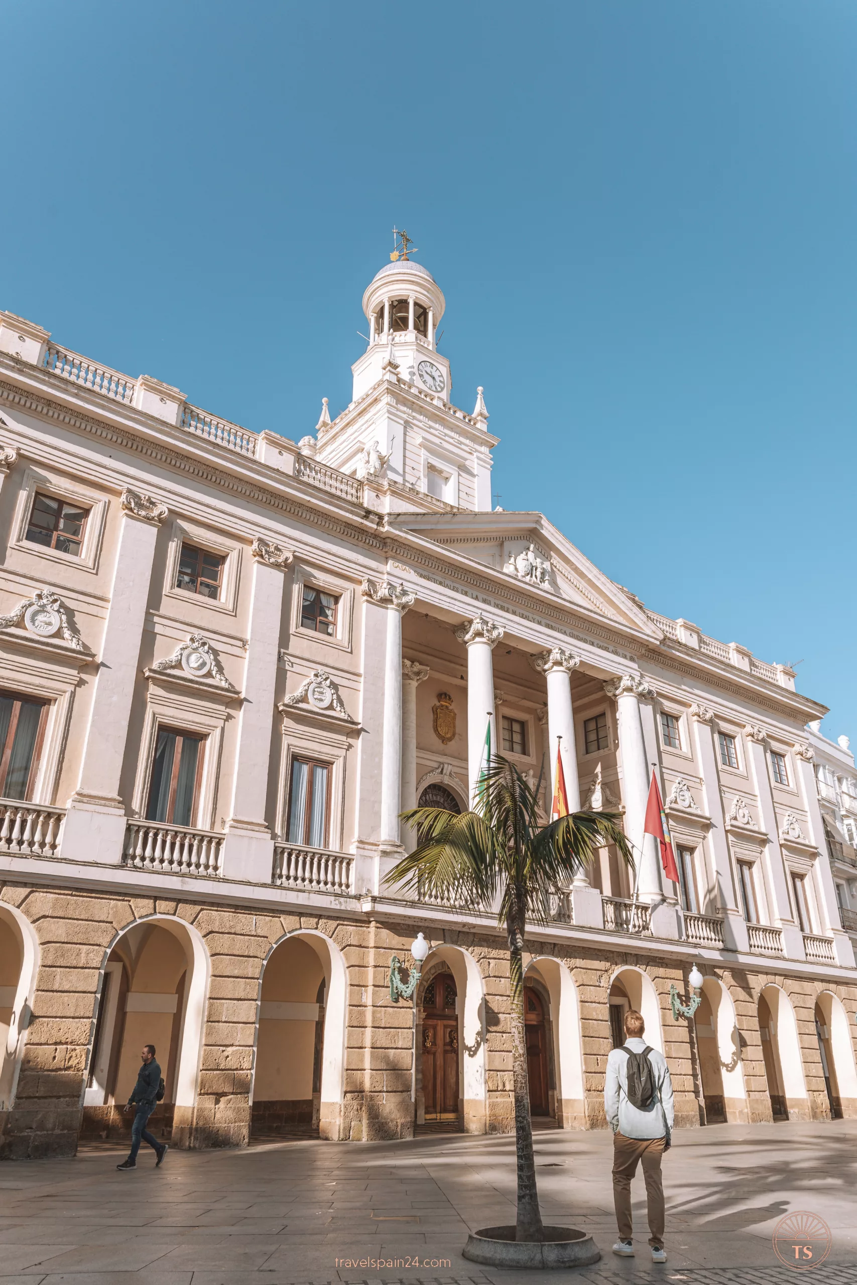 Timon van Basten in front of the city hall in Cadiz on a sunny morning. This scene is part of the Cadiz highlights, showcasing the historic architecture and vibrant atmosphere of the city.
