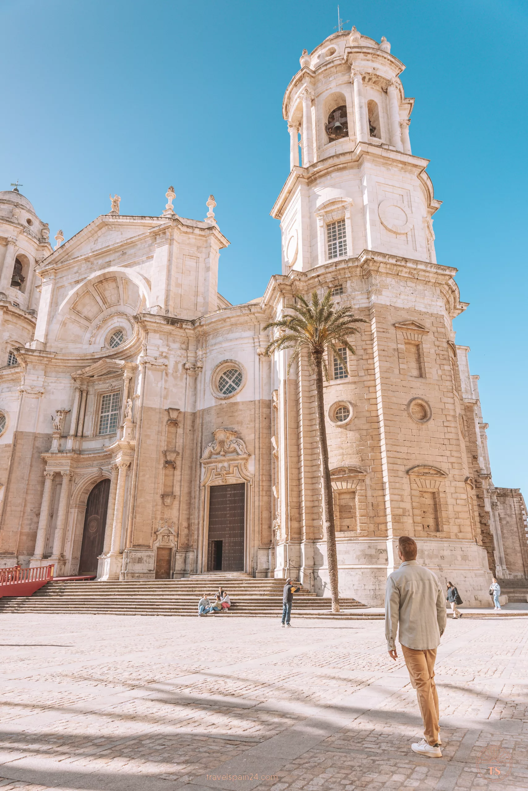 Timon van Basten standing in front of the Cádiz Cathedral facade, with people seated on the stairs, illustrating a popular stop on a Cádiz sightseeing tour.