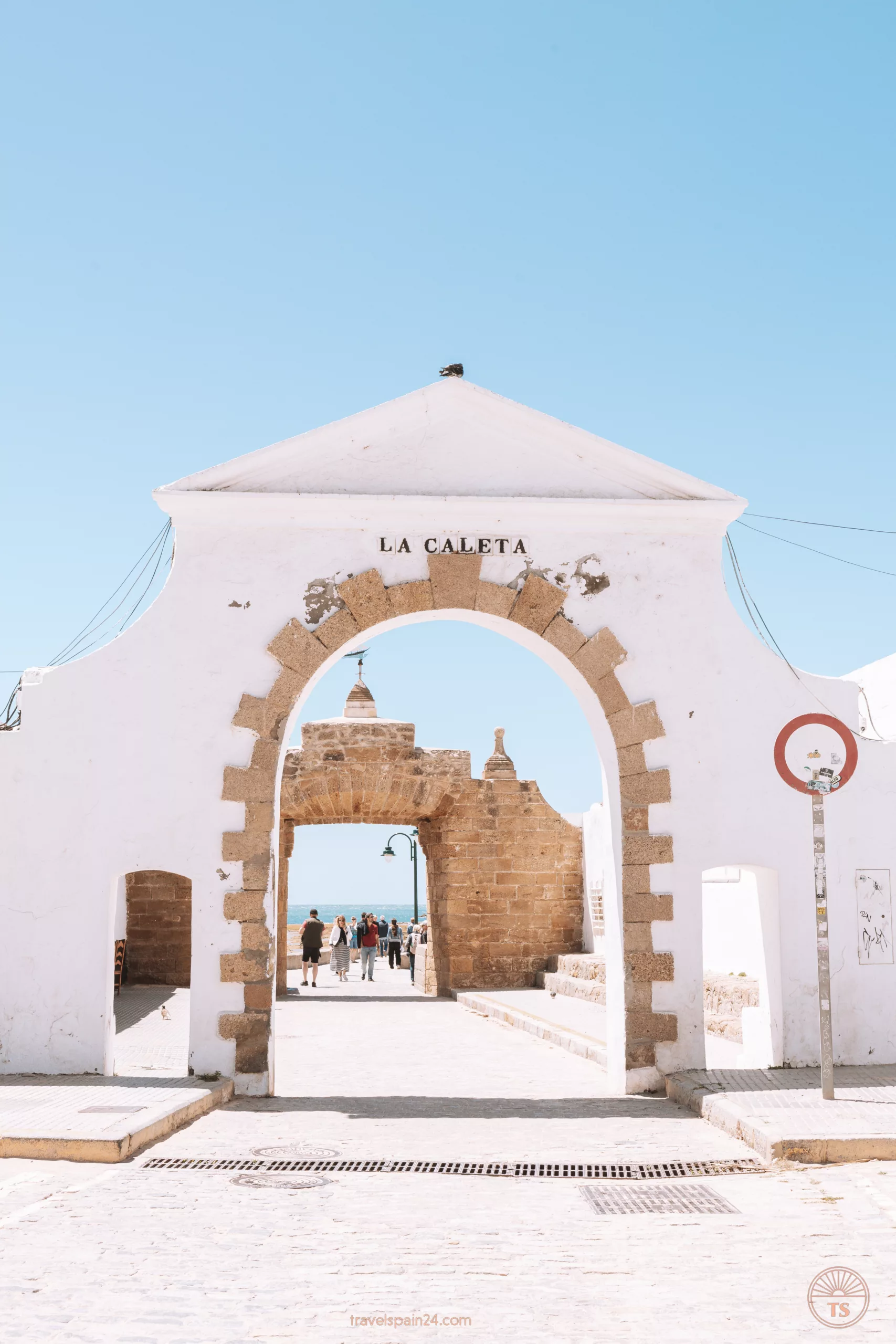 La Caleta Arch in Cadiz, showcasing its historic architectural design. This arch is one of the Cadiz highlights, framing the picturesque beach and enhancing the coastal charm.
